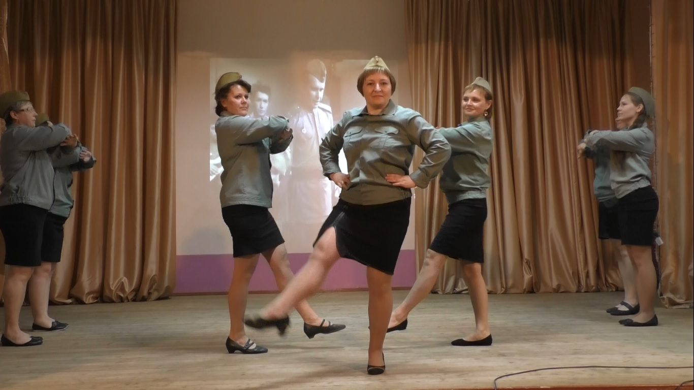 Выступление танцевального коллектива 